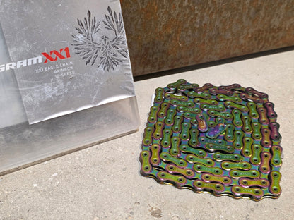 Zubehör von Sram, SRAM KETTE XX1 EAGLE HOLLOW PIN RAINBOW / 126 GLIEDER vor USEDBIKES - OB.DE Hintergrund