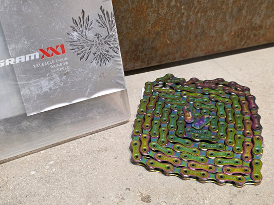 Zubehör von Sram, SRAM KETTE XX1 EAGLE HOLLOW PIN RAINBOW / 126 GLIEDER vor USEDBIKES - OB.DE Hintergrund