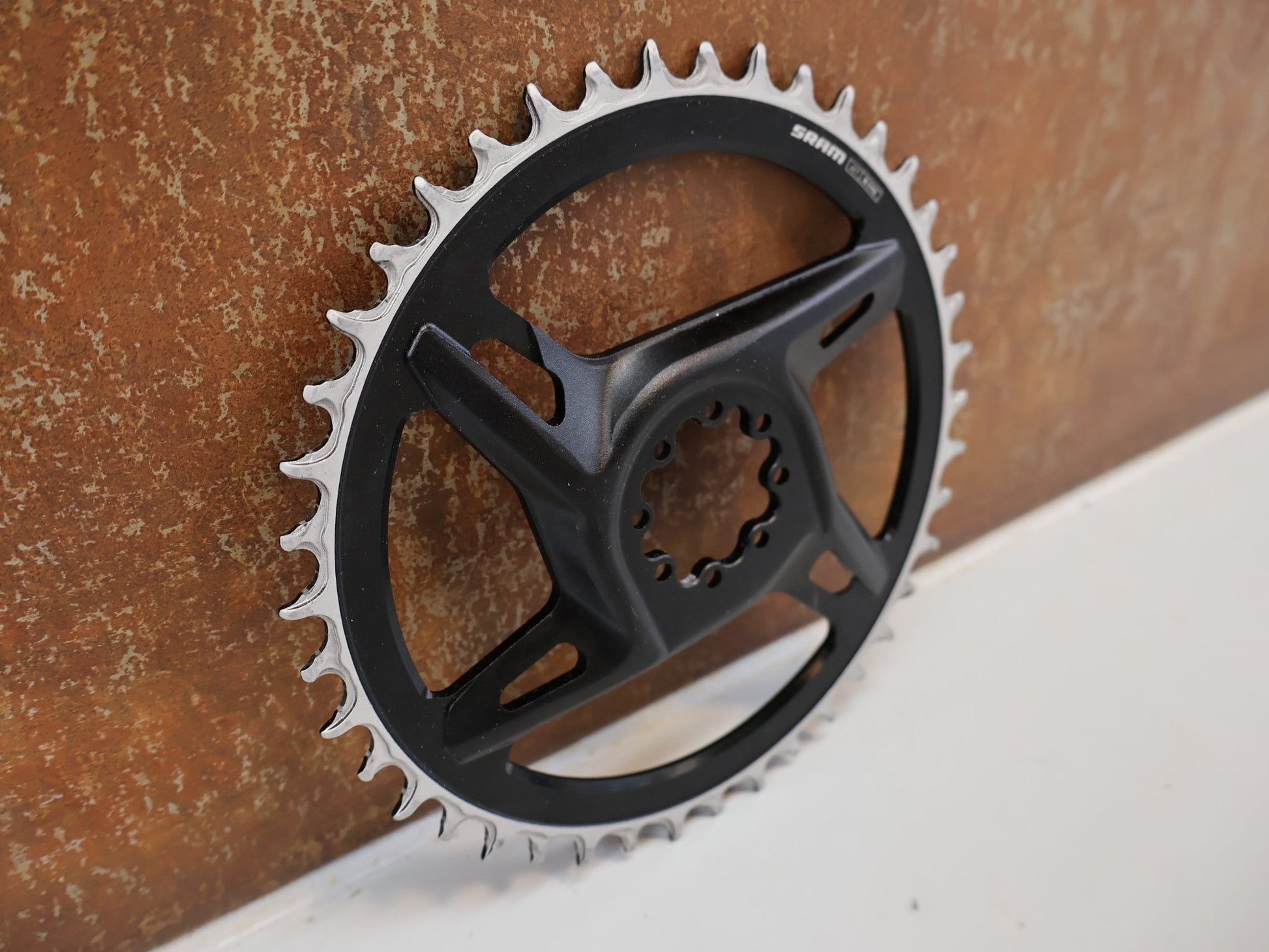 Kettenblatt von Sram, SRAM KETTENBLATT DIRECT MOUNT RED / FORCE X - SYNC / 1 - FACH / 12 - / 13 FACH / 42T vor USEDBIKES - OB.DE Hintergrund