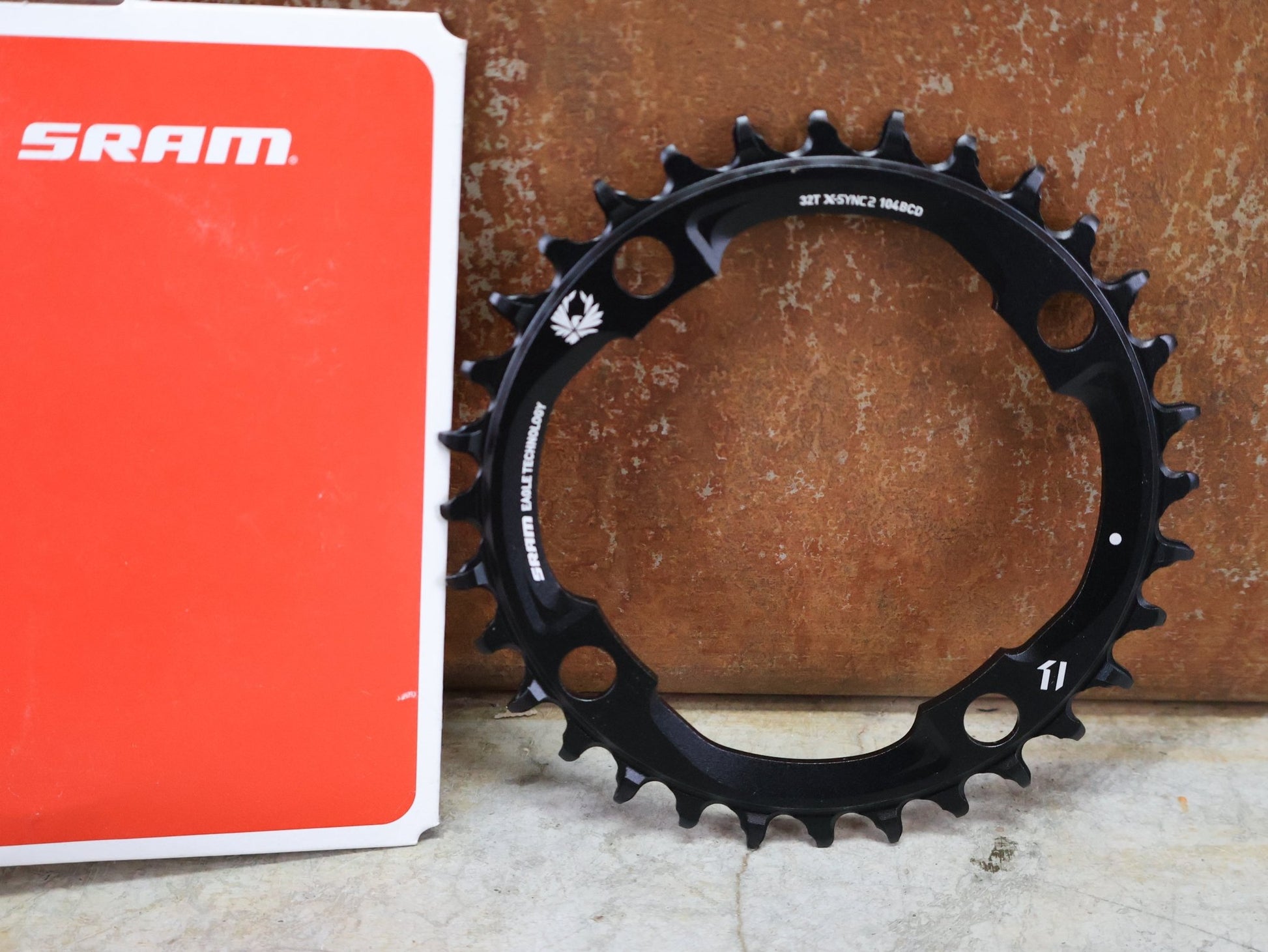 Kettenblatt von Sram, SRAM KETTENBLATT X - SYNC 2 FÜR X01 XX1 EAGLE 104 MM BCD 32T / 34T vor USEDBIKES - OB.DE Hintergrund