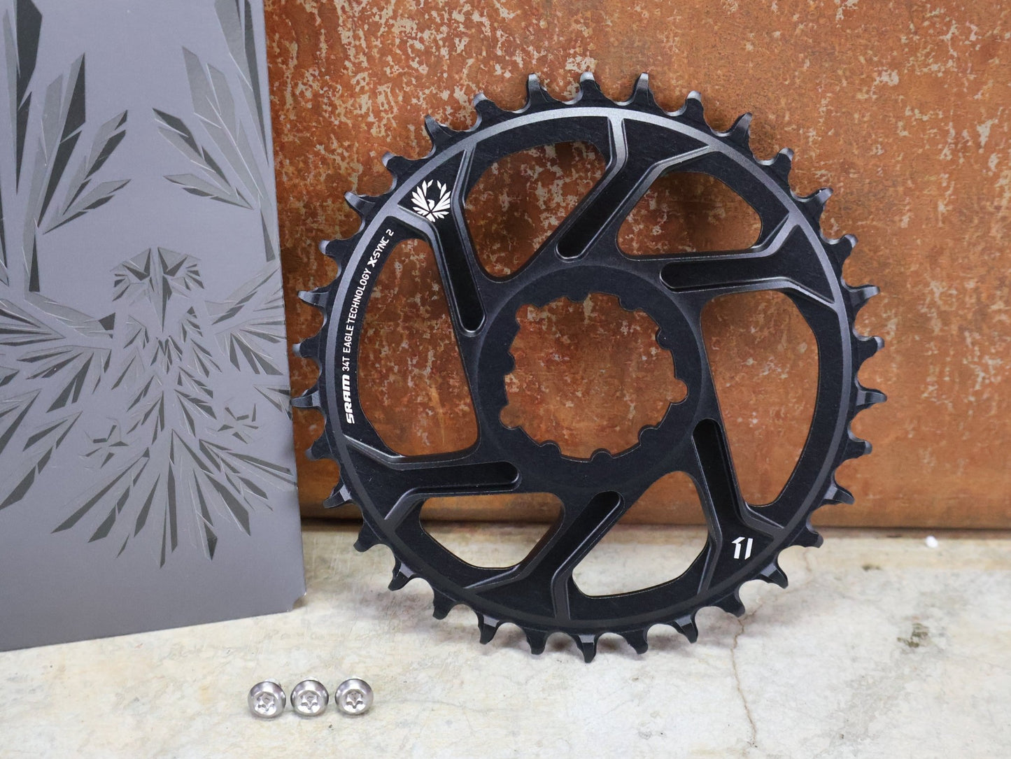 Kettenblatt von Sram, SRAM KETTENBLATT X - SYNC 2 XX1 EAGLE 3 BOLT DIRECT MOUNT 34T 6MM vor USEDBIKES - OB.DE Hintergrund