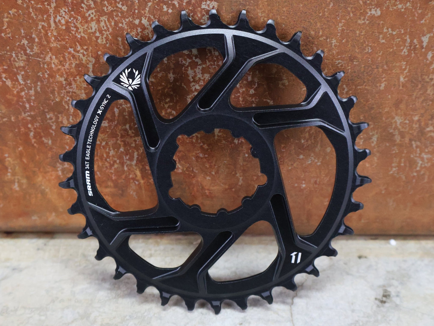 Kettenblatt von Sram, SRAM KETTENBLATT X - SYNC 2 XX1 EAGLE 3 BOLT DIRECT MOUNT 34T 6MM vor USEDBIKES - OB.DE Hintergrund