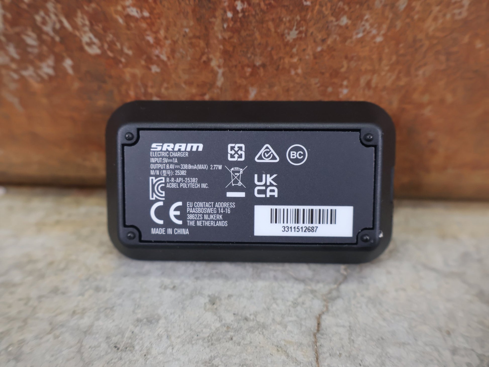 Zubehör von Sram, SRAM LADEGERÄT FÜR EAGLE / RED / FORCE / RIVAL / REVERB AXS & RED ETAP vor USEDBIKES - OB.DE Hintergrund