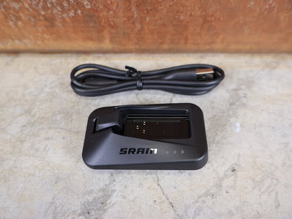 Zubehör von Sram, SRAM LADEGERÄT FÜR EAGLE / RED / FORCE / RIVAL / REVERB AXS & RED ETAP vor USEDBIKES - OB.DE Hintergrund