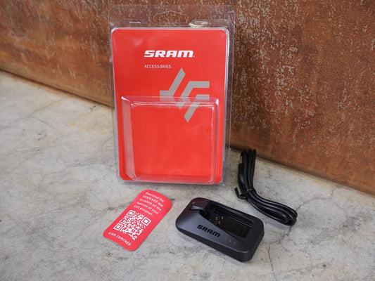 Zubehör von Sram, SRAM LADEGERÄT FÜR EAGLE / RED / FORCE / RIVAL / REVERB AXS & RED ETAP vor USEDBIKES - OB.DE Hintergrund