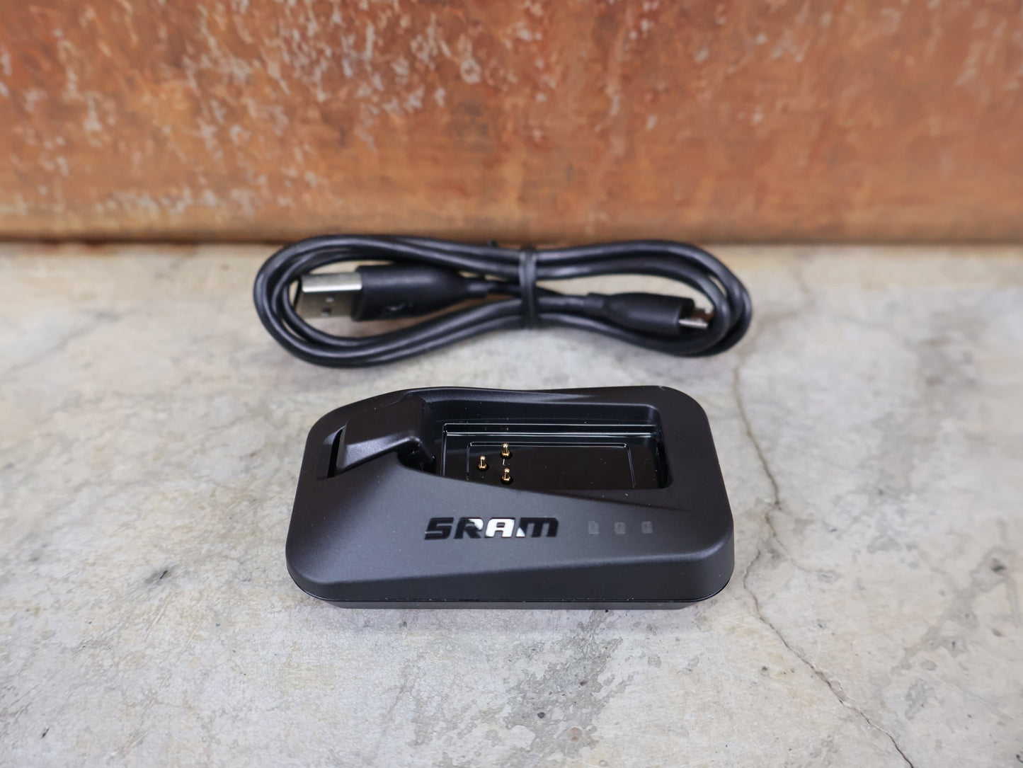 Zubehör von Sram, SRAM LADEGERÄT FÜR EAGLE / RED / FORCE / RIVAL / REVERB AXS & RED ETAP vor USEDBIKES - OB.DE Hintergrund