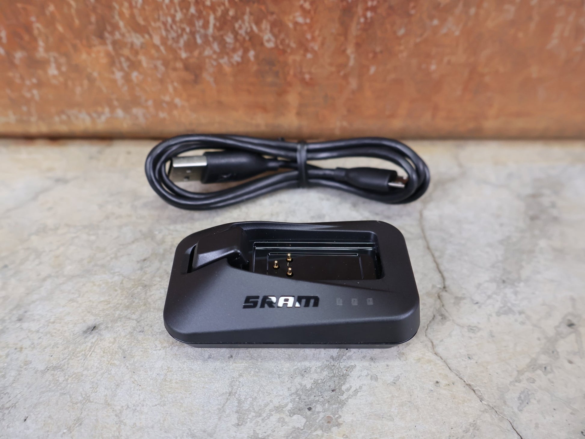 Zubehör von Sram, SRAM LADEGERÄT FÜR EAGLE / RED / FORCE / RIVAL / REVERB AXS & RED ETAP vor USEDBIKES - OB.DE Hintergrund