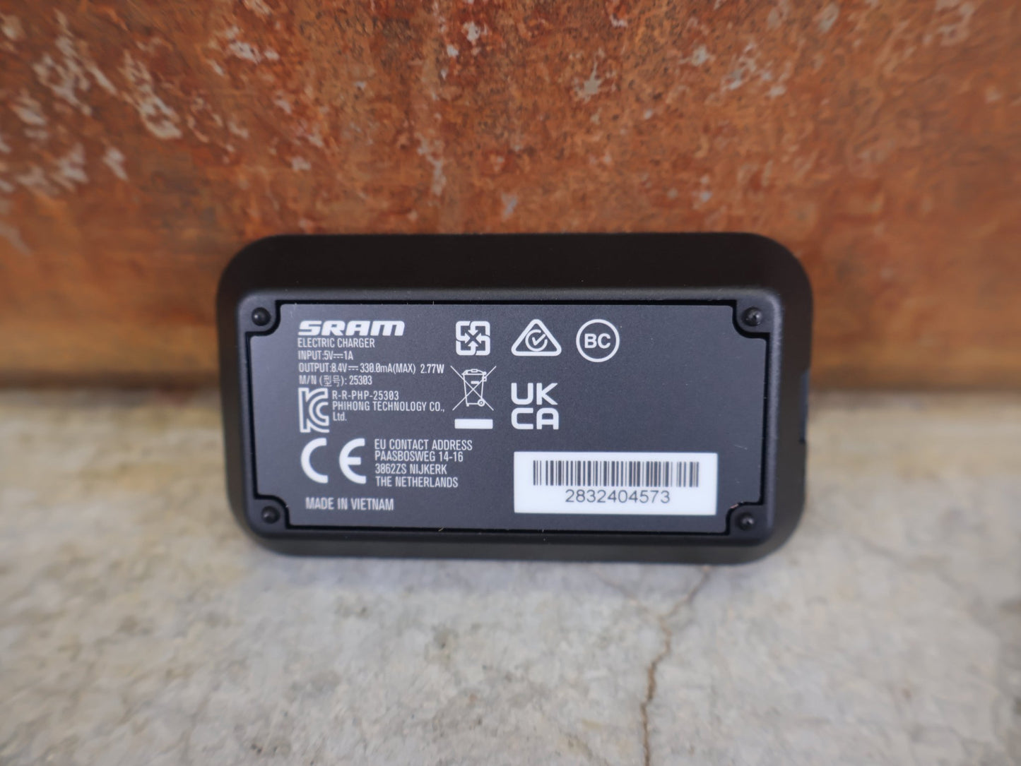 Zubehör von Sram, SRAM LADEGERÄT FÜR EAGLE / RED / FORCE / RIVAL / REVERB AXS & RED ETAP vor USEDBIKES - OB.DE Hintergrund