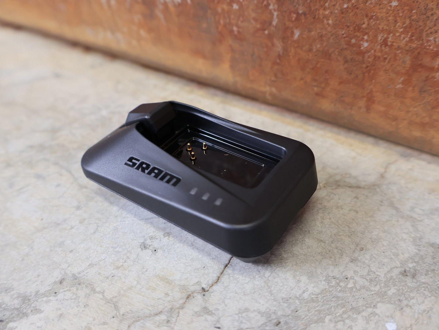 Zubehör von Sram, SRAM LADEGERÄT FÜR EAGLE / RED / FORCE / RIVAL / REVERB AXS & RED ETAP vor USEDBIKES - OB.DE Hintergrund