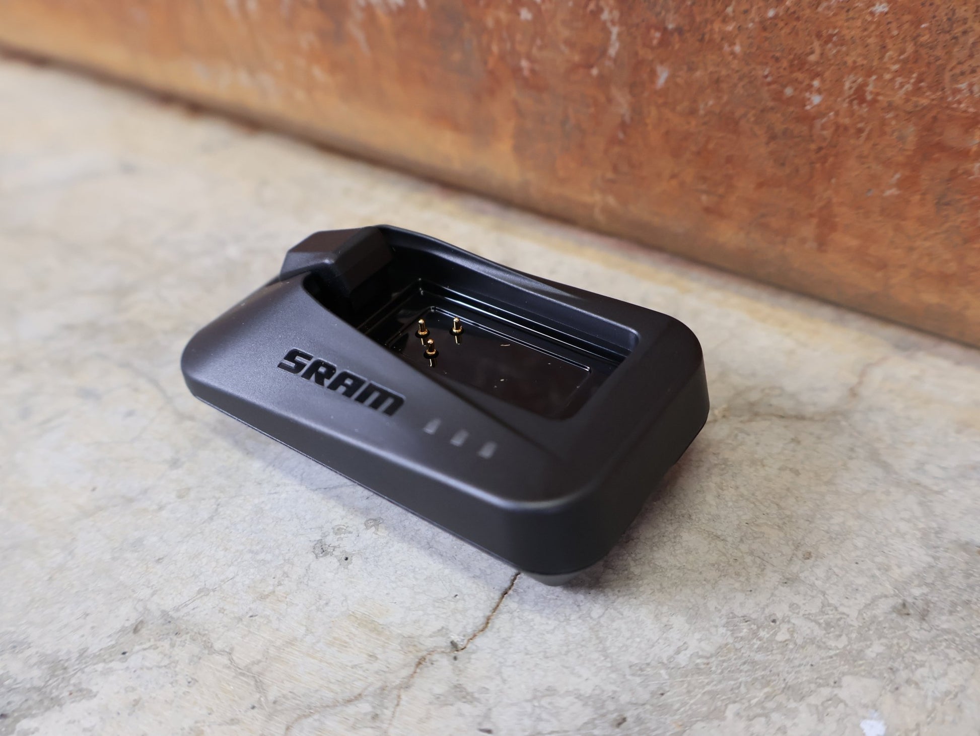 Zubehör von Sram, SRAM LADEGERÄT FÜR EAGLE / RED / FORCE / RIVAL / REVERB AXS & RED ETAP vor USEDBIKES - OB.DE Hintergrund