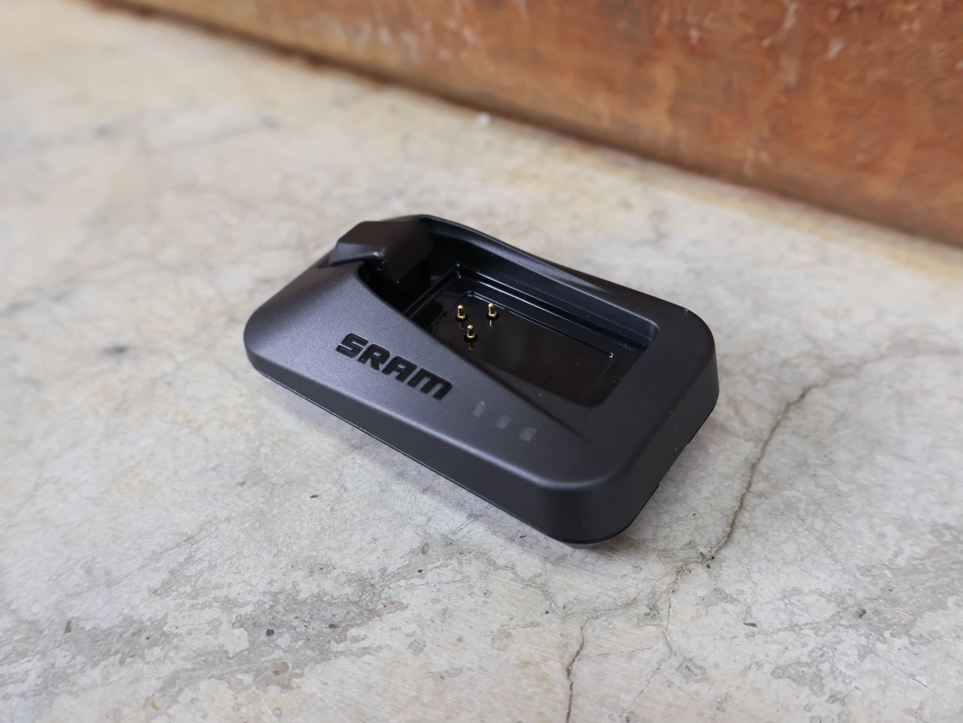 Zubehör von Sram, SRAM LADEGERÄT FÜR EAGLE / RED / FORCE / RIVAL / REVERB AXS & RED ETAP vor USEDBIKES - OB.DE Hintergrund