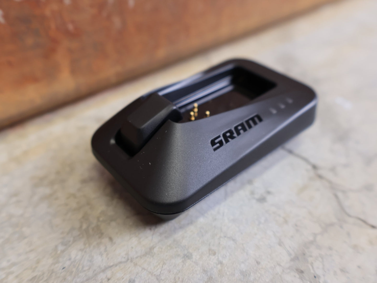 Zubehör von Sram, SRAM LADEGERÄT FÜR EAGLE / RED / FORCE / RIVAL / REVERB AXS & RED ETAP vor USEDBIKES - OB.DE Hintergrund