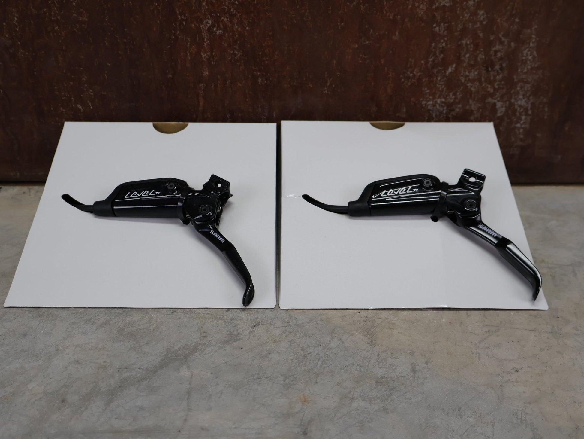 Bremse von Sram, SRAM LEVEL TL BREMSSET VORNE U. HINTEN SCHWARZ vor USEDBIKES - OB.DE Hintergrund