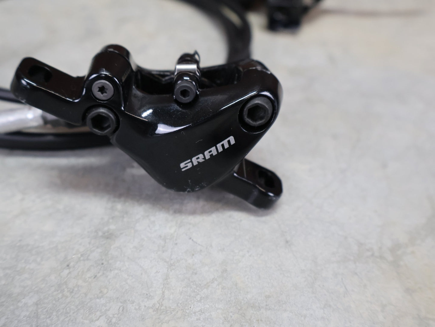 Bremse von Sram, SRAM LEVEL TL BREMSSET VORNE U. HINTEN SCHWARZ vor USEDBIKES - OB.DE Hintergrund