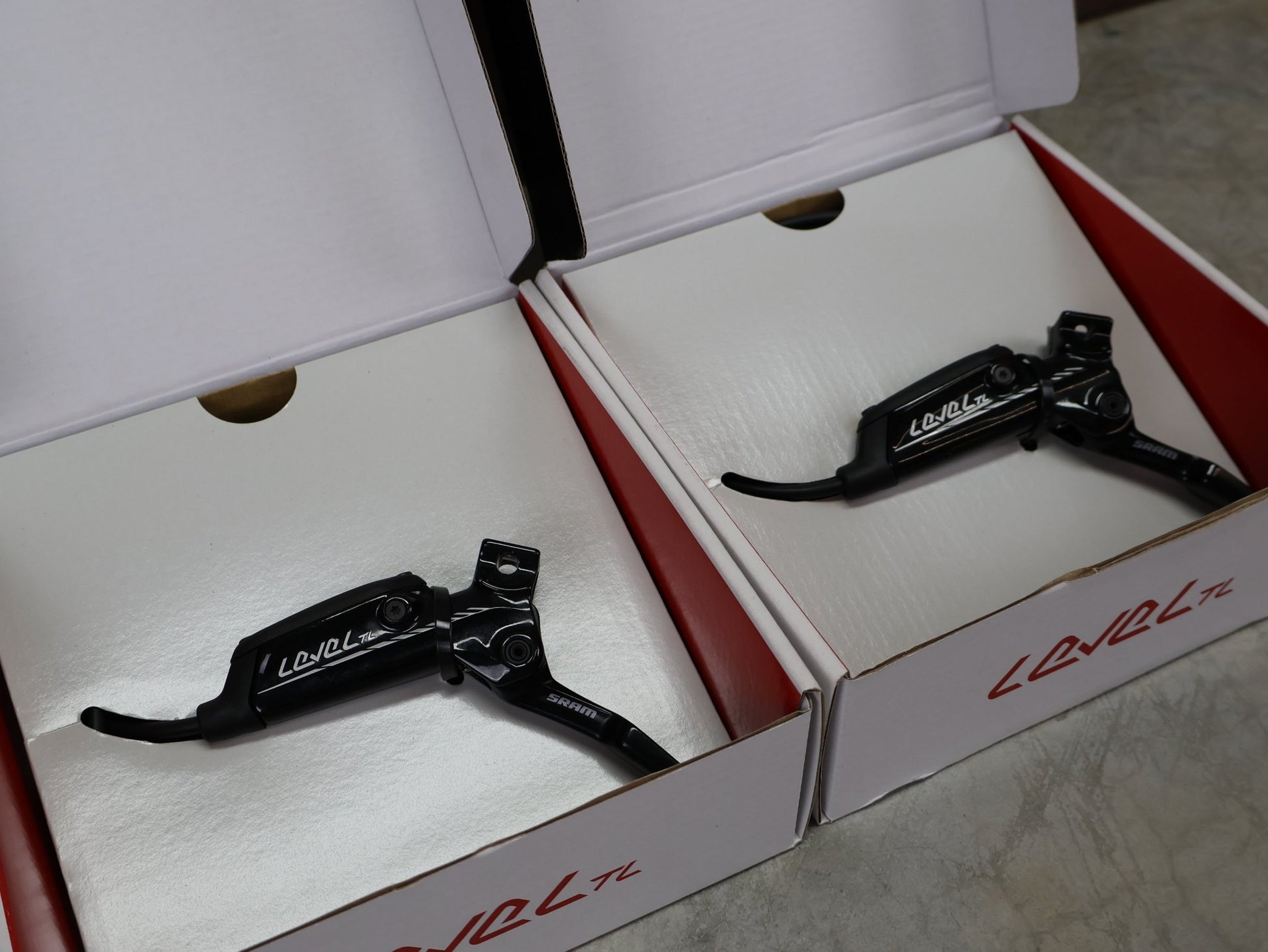 Bremse von Sram, SRAM LEVEL TL BREMSSET VORNE U. HINTEN SCHWARZ vor USEDBIKES - OB.DE Hintergrund