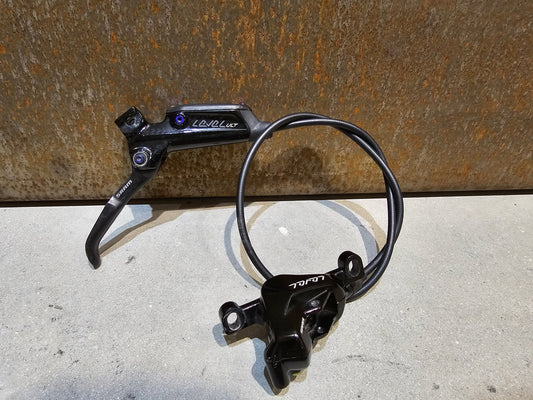 Bremse von Sram, SRAM LEVEL ULTIMATE BREMSE SCHWARZ / RAINBOW GEBRAUCHT in variant_title vor USEDBIKES - OB.DE Hintergrund