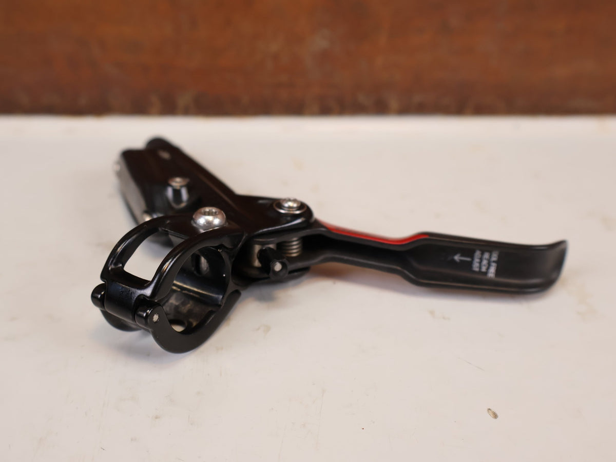 Bremse von Sram, SRAM Level Ultimate Bremsen Set Red Nino Schurter vor USEDBIKES-OB.DE Hintergrund