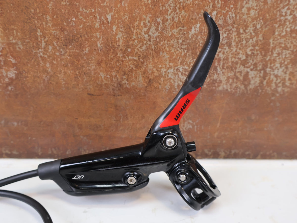 Bremse von Sram, SRAM Level Ultimate Bremsen Set Red Nino Schurter vor USEDBIKES-OB.DE Hintergrund