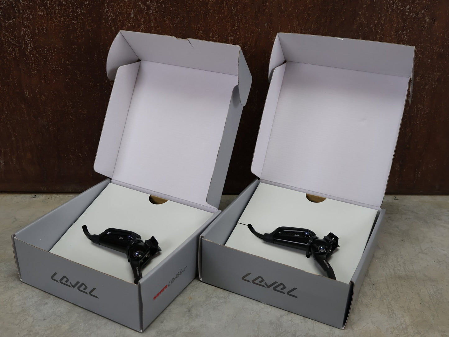 Bremse von Sram, SRAM LEVEL ULTIMATE BREMSSET VORNE U. HINTEN SCHWARZ / RAINBOW vor USEDBIKES - OB.DE Hintergrund