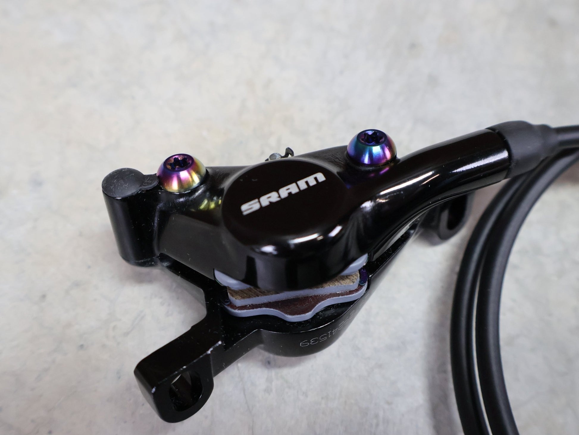 Bremse von Sram, SRAM LEVEL ULTIMATE BREMSSET VORNE U. HINTEN SCHWARZ / RAINBOW vor USEDBIKES - OB.DE Hintergrund