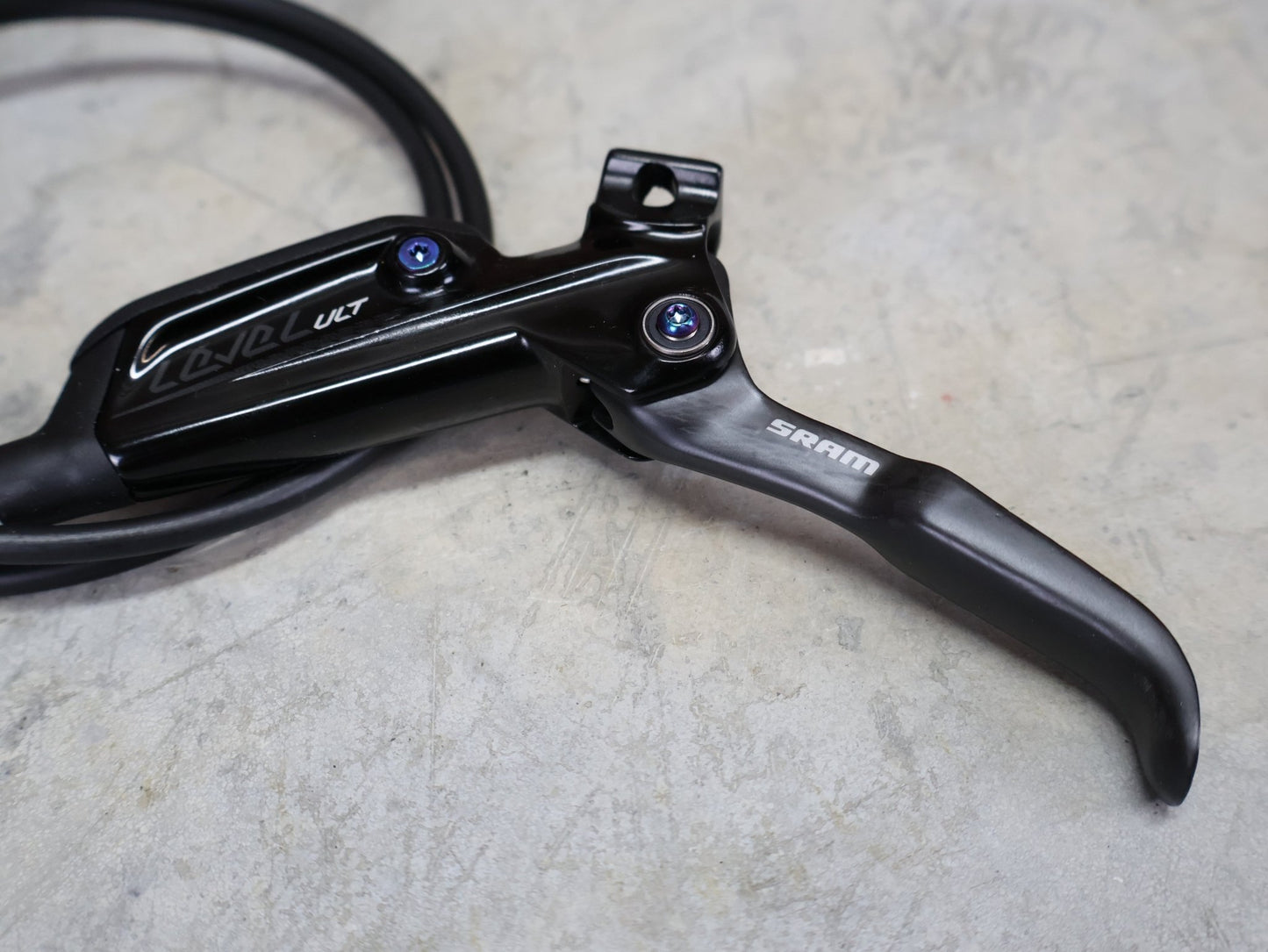 Bremse von Sram, SRAM LEVEL ULTIMATE BREMSSET VORNE U. HINTEN SCHWARZ / RAINBOW vor USEDBIKES - OB.DE Hintergrund