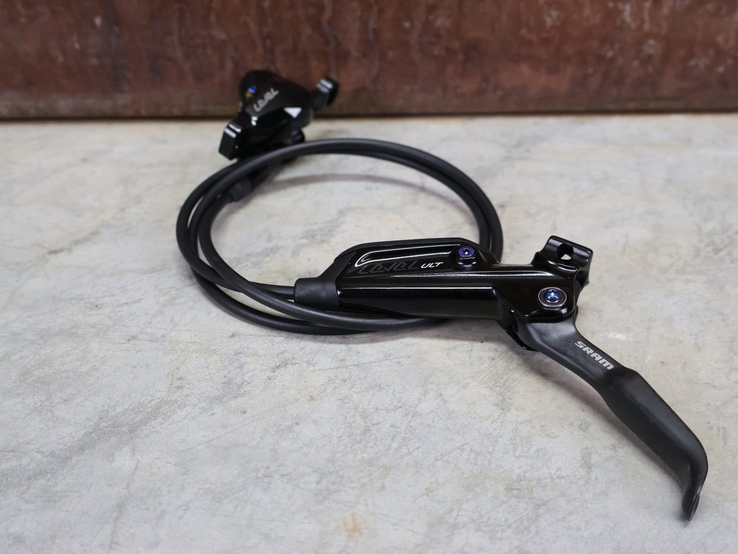 Bremse von Sram, SRAM LEVEL ULTIMATE BREMSSET VORNE U. HINTEN SCHWARZ / RAINBOW vor USEDBIKES - OB.DE Hintergrund