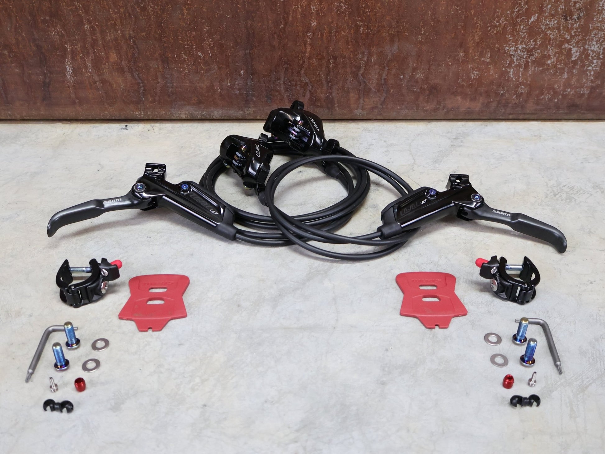 Bremse von Sram, SRAM LEVEL ULTIMATE BREMSSET VORNE U. HINTEN SCHWARZ / RAINBOW vor USEDBIKES - OB.DE Hintergrund