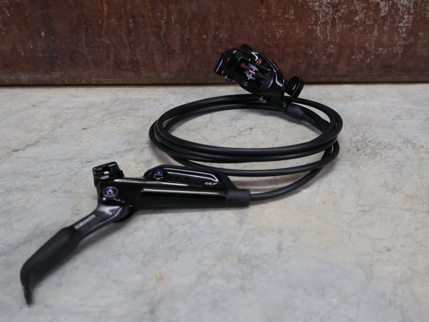 Bremse von Sram, SRAM LEVEL ULTIMATE BREMSSET VORNE U. HINTEN SCHWARZ / RAINBOW vor USEDBIKES - OB.DE Hintergrund