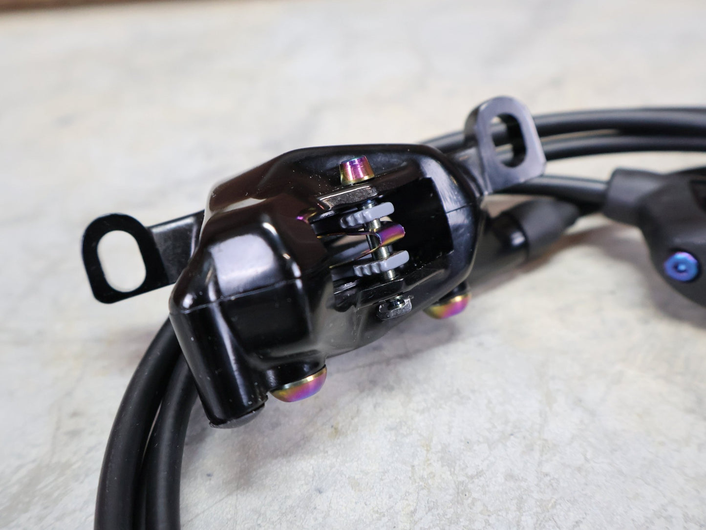 Bremse von Sram, SRAM LEVEL ULTIMATE BREMSSET VORNE U. HINTEN SCHWARZ / RAINBOW vor USEDBIKES - OB.DE Hintergrund