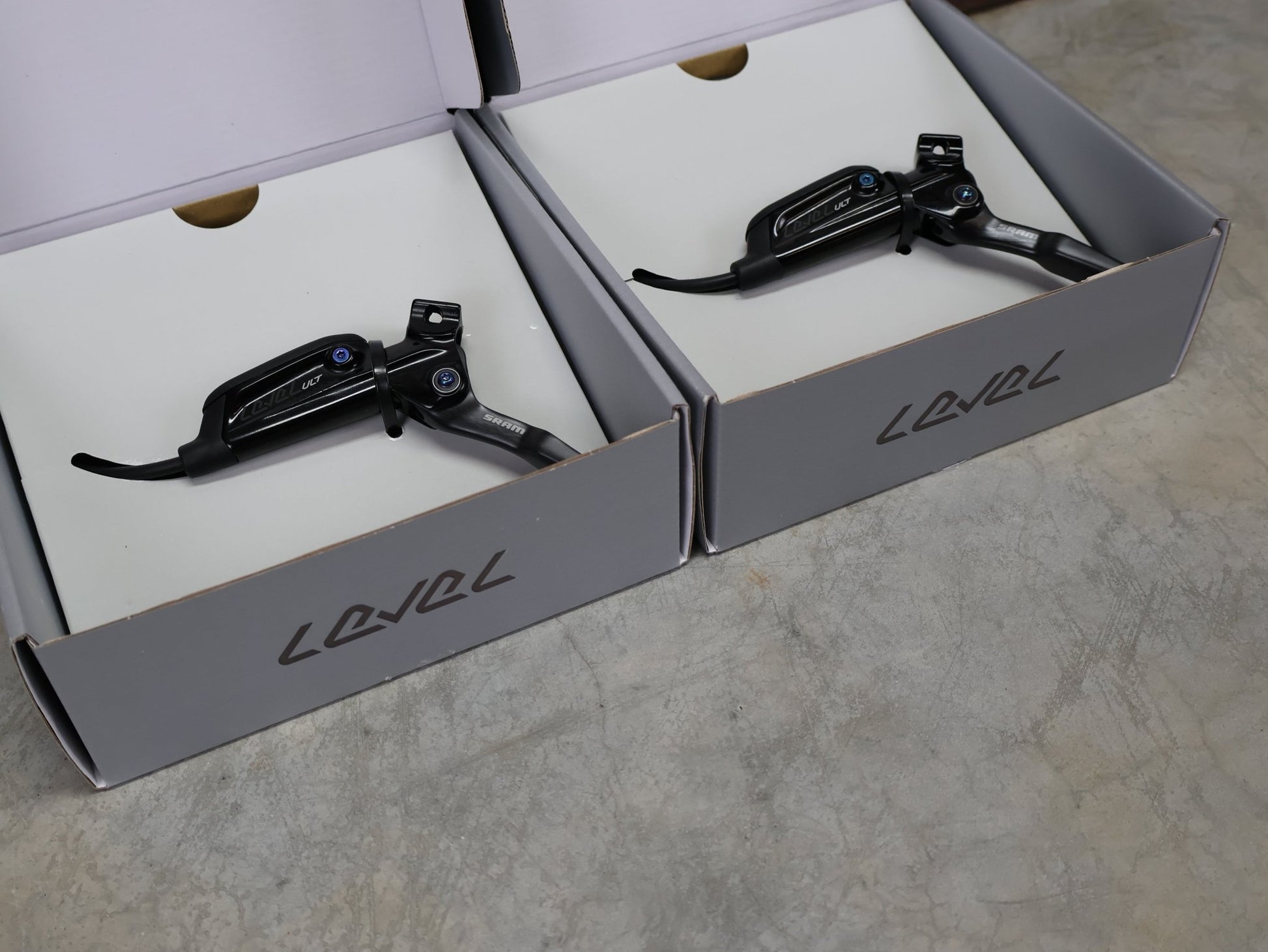 Bremse von Sram, SRAM LEVEL ULTIMATE BREMSSET VORNE U. HINTEN SCHWARZ / RAINBOW vor USEDBIKES - OB.DE Hintergrund