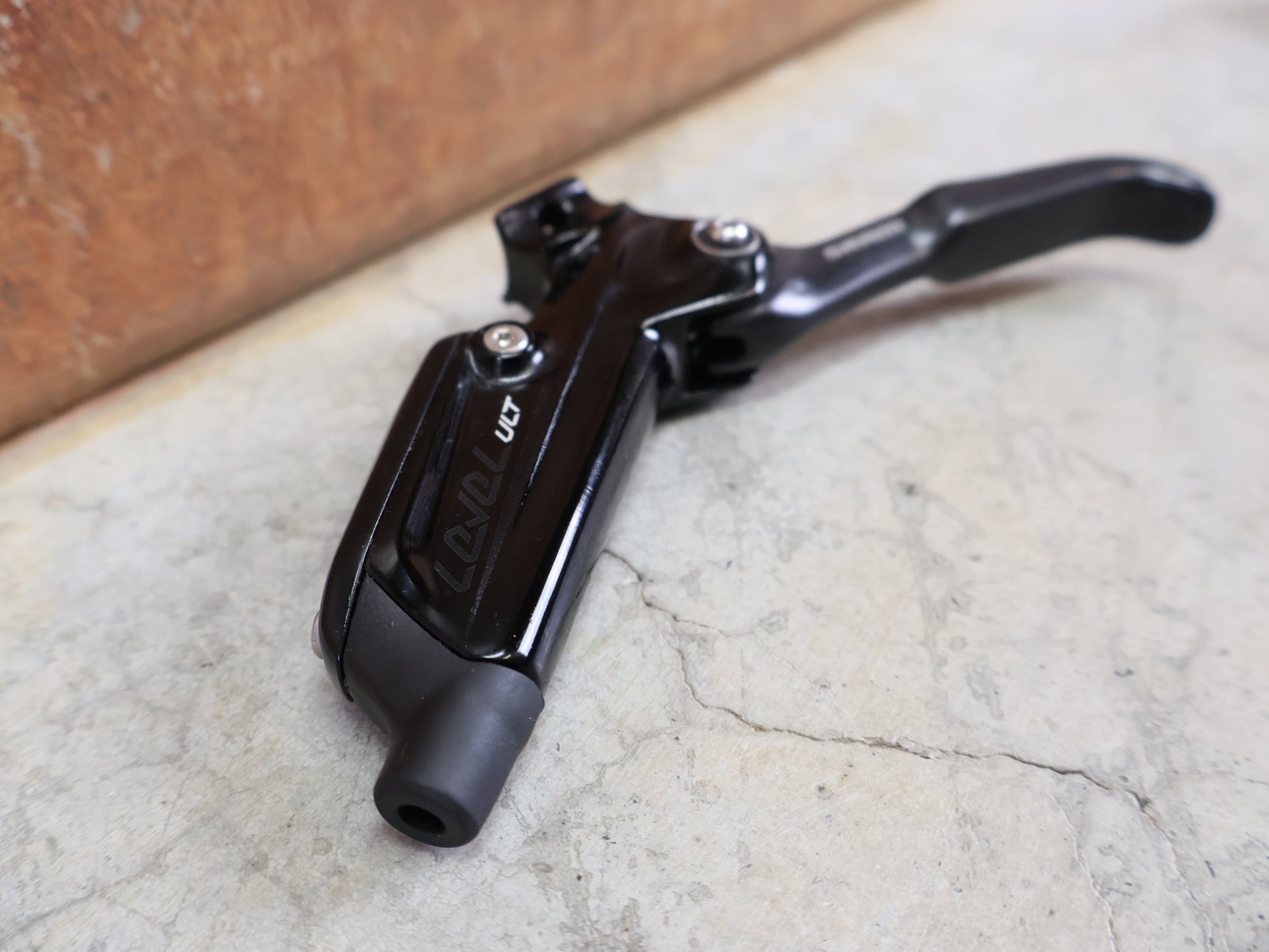 Bremse von Sram, SRAM LEVEL ULTIMATE SCHEIBENBREMSEN - SET / CARBON & ALUMINIUM / SCHWARZ ELOXIERT vor USEDBIKES - OB.DE Hintergrund