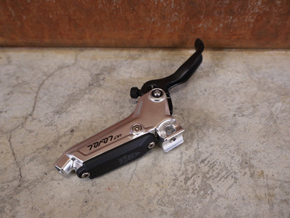 Bremse von Sram, SRAM LEVEL ULTIMATE STEALTH BREMSGRIFF C1 / CARBON CLEAR vor USEDBIKES - OB.DE Hintergrund