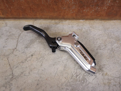 Bremse von Sram, SRAM LEVEL ULTIMATE STEALTH BREMSGRIFF C1 / CARBON CLEAR vor USEDBIKES - OB.DE Hintergrund