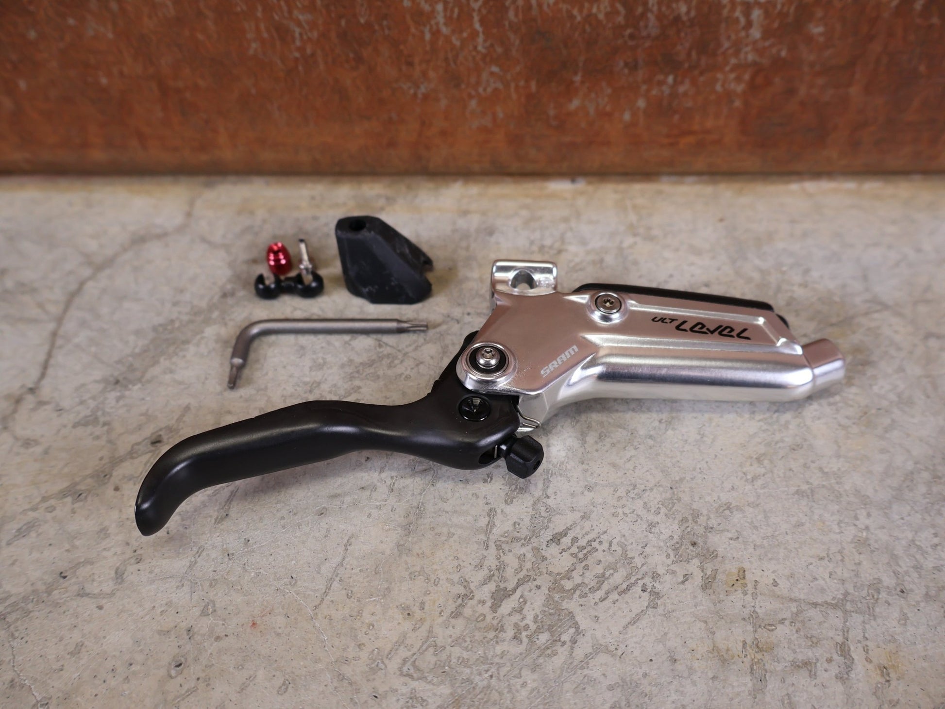 Bremse von Sram, SRAM LEVEL ULTIMATE STEALTH BREMSGRIFF C1 / CARBON CLEAR vor USEDBIKES - OB.DE Hintergrund