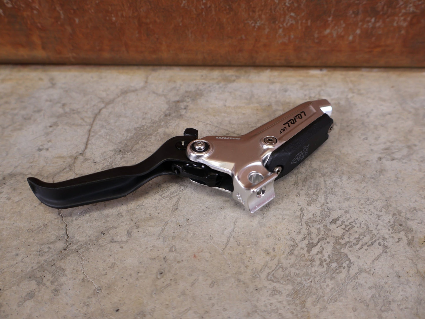 Bremse von Sram, SRAM LEVEL ULTIMATE STEALTH BREMSGRIFF C1 / CARBON CLEAR vor USEDBIKES - OB.DE Hintergrund