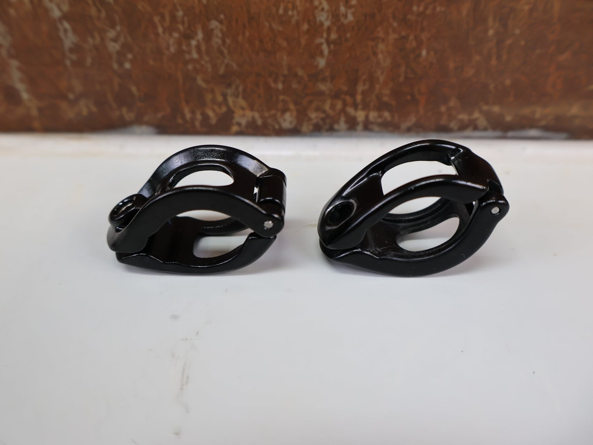 Bremse von Sram, SRAM LEVEL ULTIMATE STEALTH C1 CARBON SET / VR + HR / 2 - KOLBEN / STEALTH DESIGN vor USEDBIKES - OB.DE Hintergrund