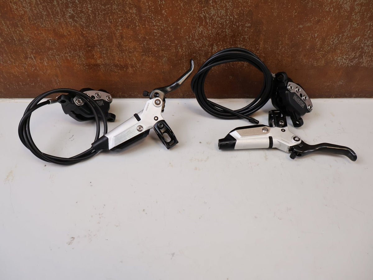 Bremse von Sram, SRAM Maven Ultimate B1 Scheibenbremsen Set VR HR Carbon vor USEDBIKES-OB.DE Hintergrund