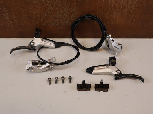 Bremse von Sram, SRAM MOTIVE ULTIMATE STEALTH V2 SCHEIBENBREMSE SET/ 4-KOLBEN vor USEDBIKES-OB.DE Hintergrund