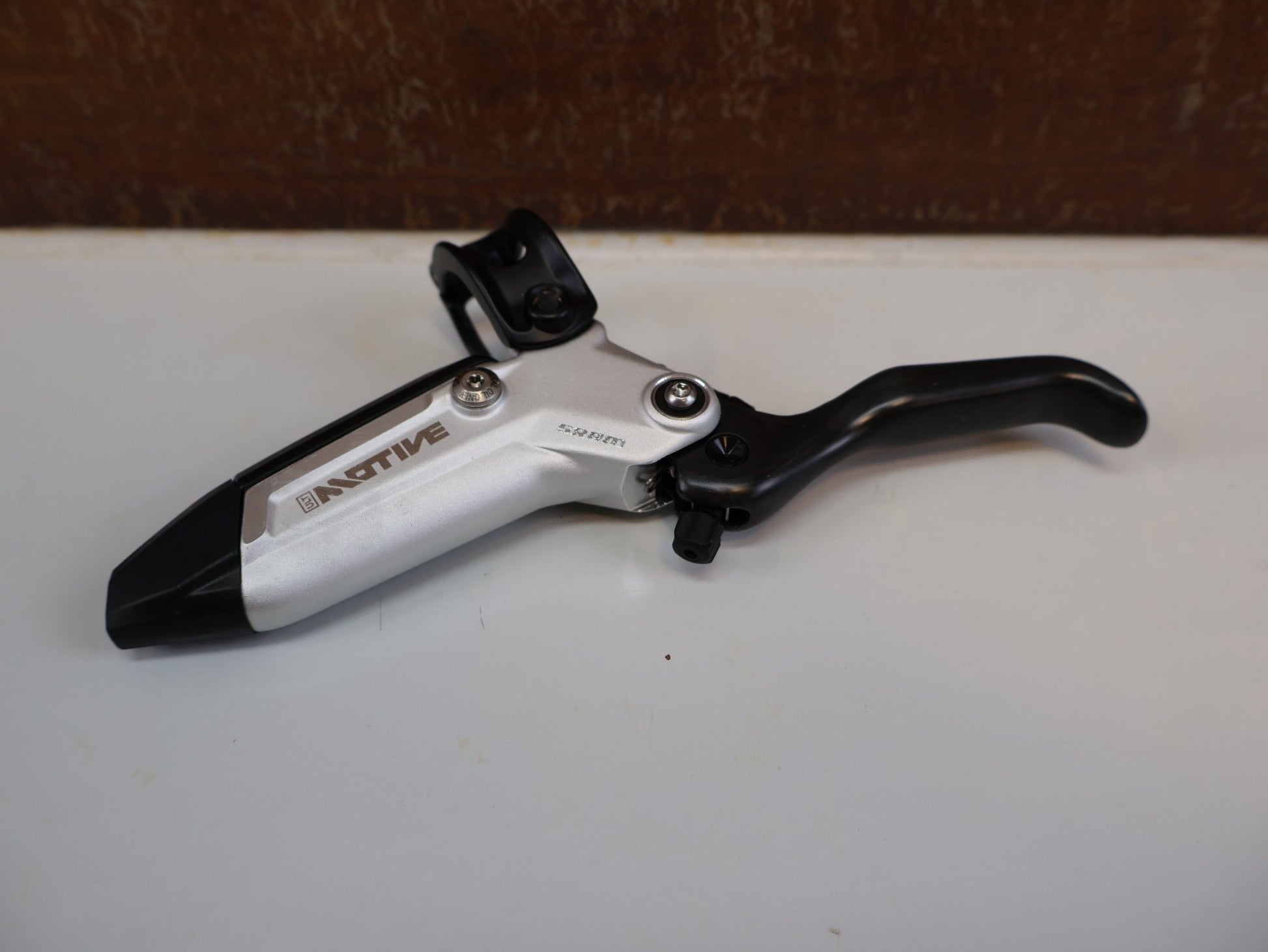 Bremse von Sram, SRAM MOTIVE ULTIMATE STEALTH V2 SET / 4 - KOLBEN / CARBON / KLAR ELOXIERT vor USEDBIKES - OB.DE Hintergrund