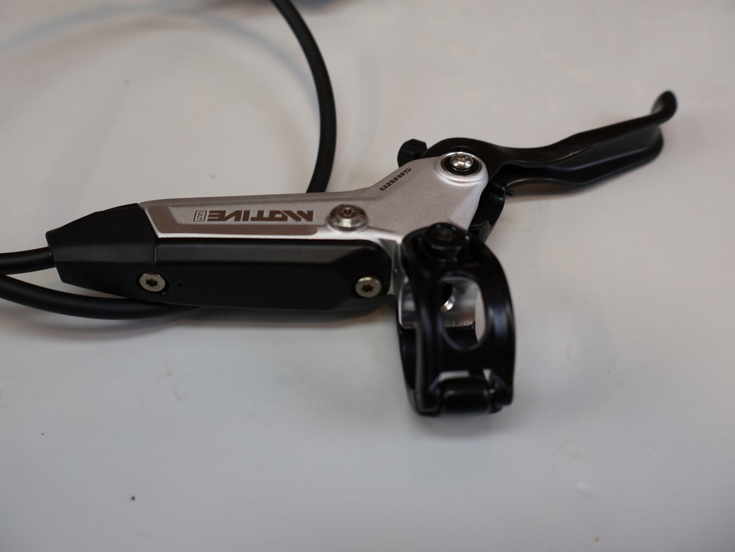 Bremse von Sram, SRAM MOTIVE ULTIMATE STEALTH V2 SET / 4 - KOLBEN / CARBON / KLAR ELOXIERT vor USEDBIKES - OB.DE Hintergrund