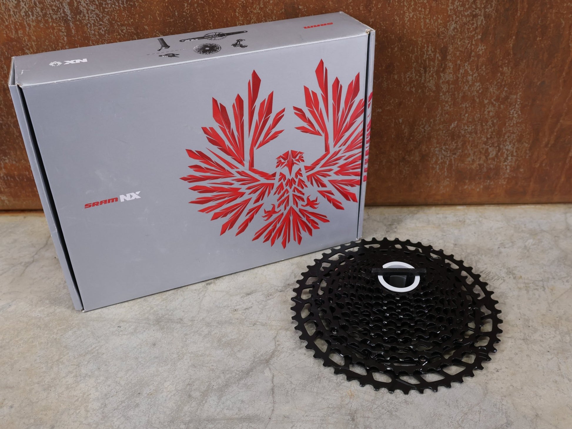 Kassette & Zahnkränze von Sram, SRAM NX EAGLE PG - 1230 KASSETTE / 12 - FACH / 11 - 50 ZÄHNE / HG - FREILAUF / SCHWARZ vor USEDBIKES - OB.DE Hintergrund