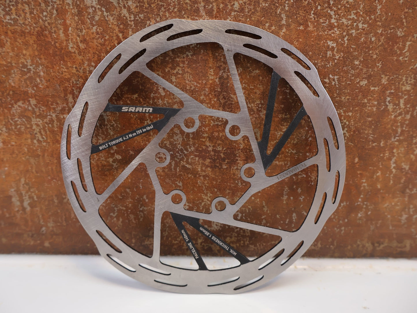 Bremsscheibe von Sram, SRAM PACELINE BREMSSCHEIBE 140 MM / 6-LOCH / ROAD DISC vor USEDBIKES-OB.DE Hintergrund