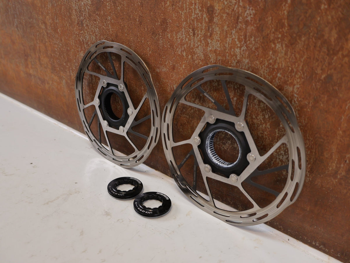 Bremsscheibe von Sram, SRAM Paceline Center Lock Bremsscheiben Set 160mm 2er Pack vor USEDBIKES-OB.DE Hintergrund