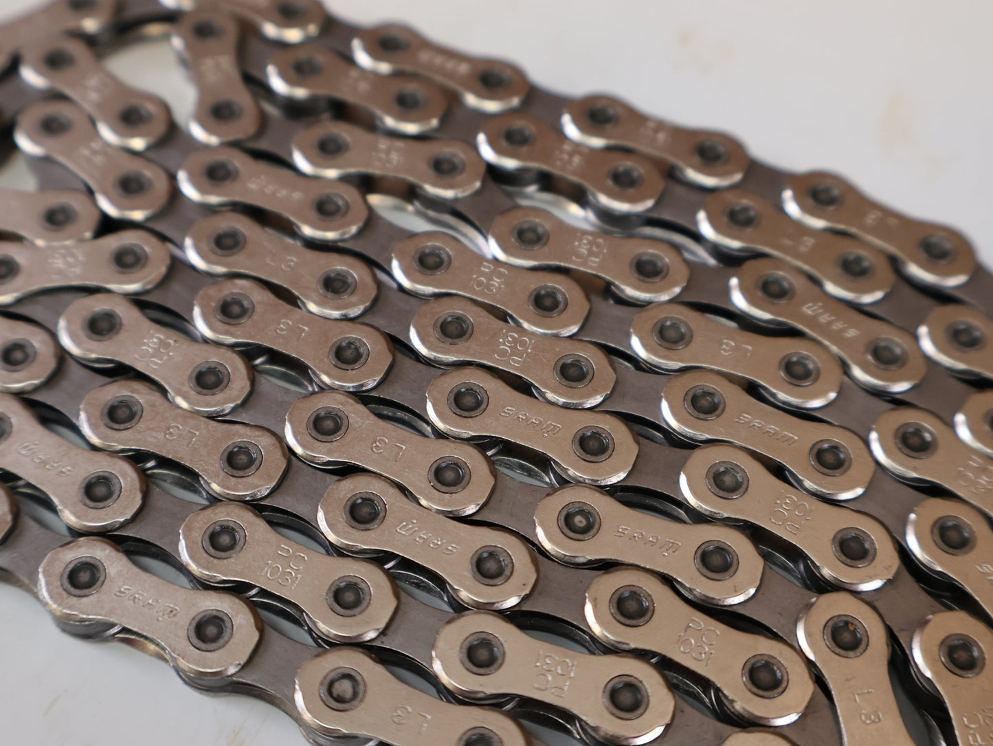 Kette von Sram, SRAM PC-1031 KETTE / 10-FACH / 114 GLIEDER / INKL. POWERLOCK / OEM vor USEDBIKES-OB.DE Hintergrund