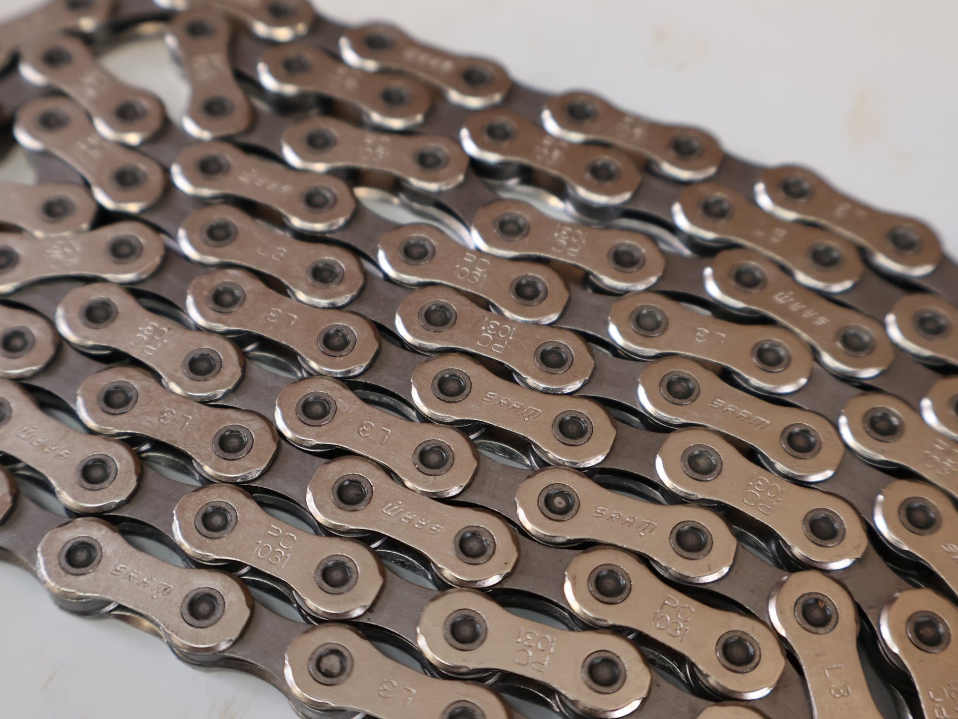 Kette von Sram, SRAM PC-1031 KETTE / 10-FACH / 114 GLIEDER / INKL. POWERLOCK / OEM vor USEDBIKES-OB.DE Hintergrund