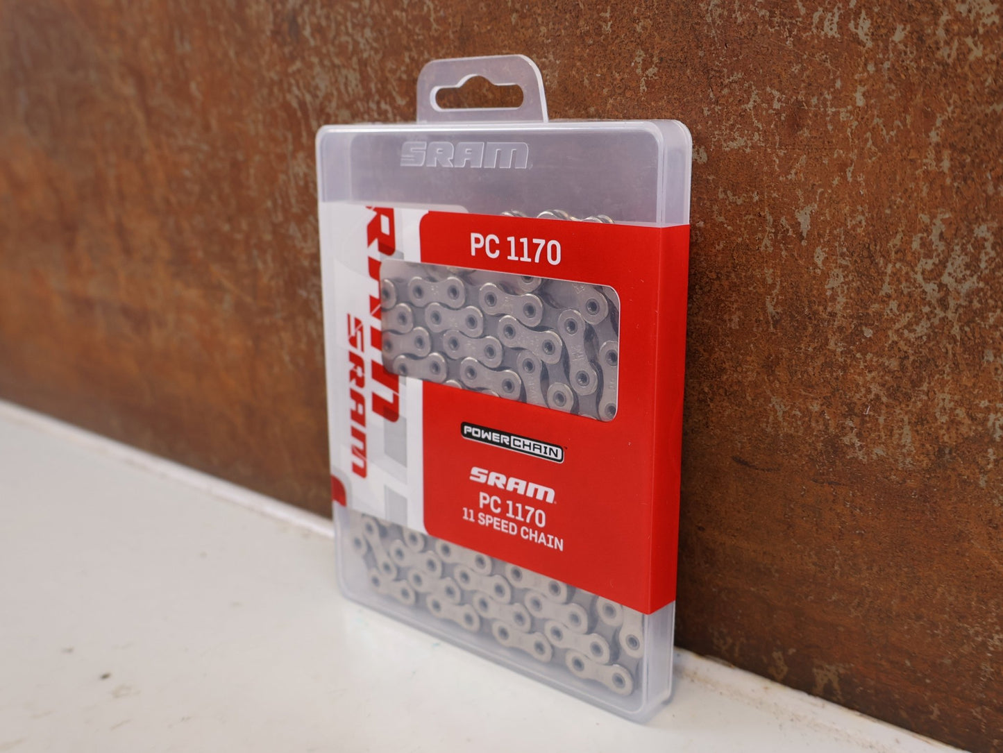 Kette von Sram, SRAM PC 1170 KETTE 11 FACH SILBER 120 GLIEDER vor USEDBIKES-OB.DE Hintergrund