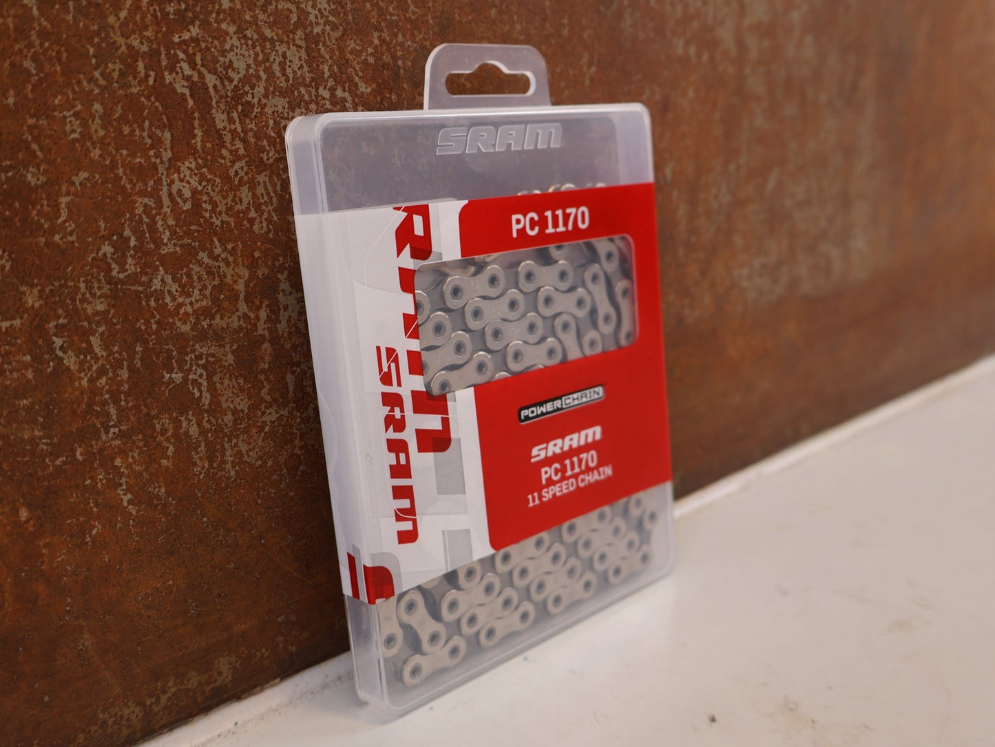 Kette von Sram, SRAM PC 1170 KETTE 11 FACH SILBER 120 GLIEDER vor USEDBIKES-OB.DE Hintergrund