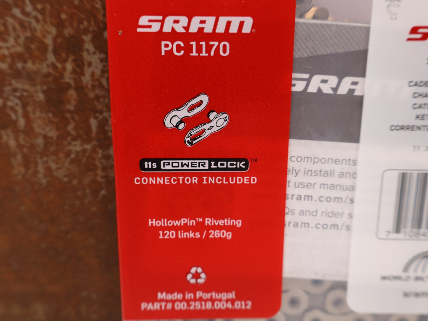 Kette von Sram, SRAM PC 1170 KETTE 11 FACH SILBER 120 GLIEDER vor USEDBIKES-OB.DE Hintergrund