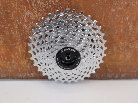 Kassette & Zahnkränze von Sram, SRAM PG - 1050 KASSETTE / 10 - FACH / 11 - 32 ZÄHNE / ROAD & MTB / 299G vor USEDBIKES - OB.DE Hintergrund