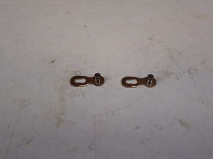 Kette von Sram, SRAM POWERLOCK KETTENSCHLOSS 11 FACH SILBER 1 PAAR vor USEDBIKES-OB.DE Hintergrund